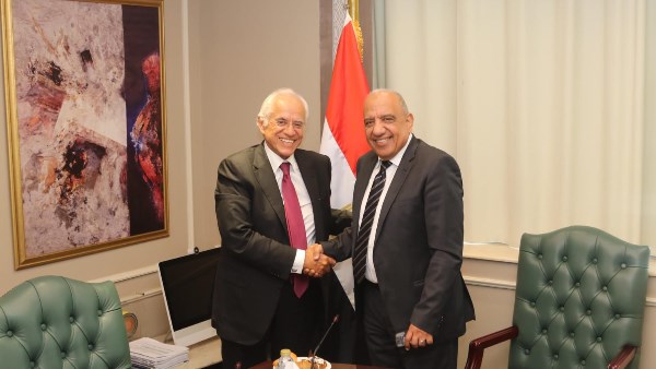وزير الكهرباء ورئيس مجموعة كوبولوزيس اليونانية