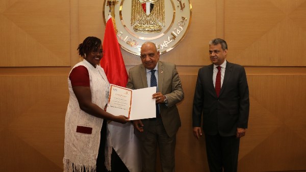 وزير الكهرباء والمتدربين 