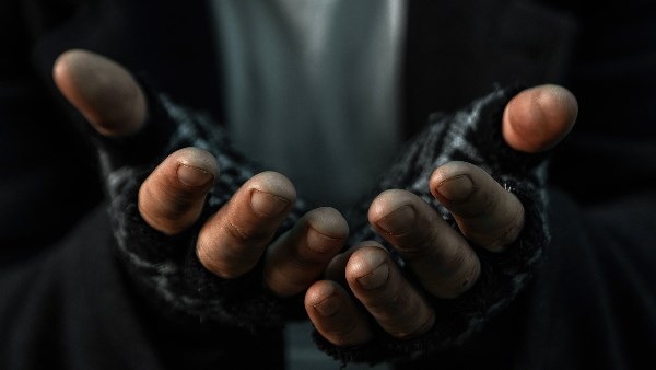 حاجه لله يا هانم.. قرار عاجل ضد أساطير التسول واستغلال الأطفال بالتجمع