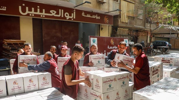 مئات المتطوعين بمؤسسة أبو العينين يواصلون تجهيز القافلة 11 إلى غزة