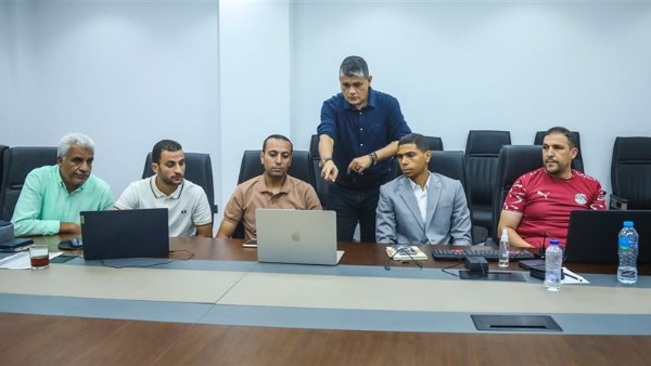 أوسكار رويز رئيس لجنة الحكام