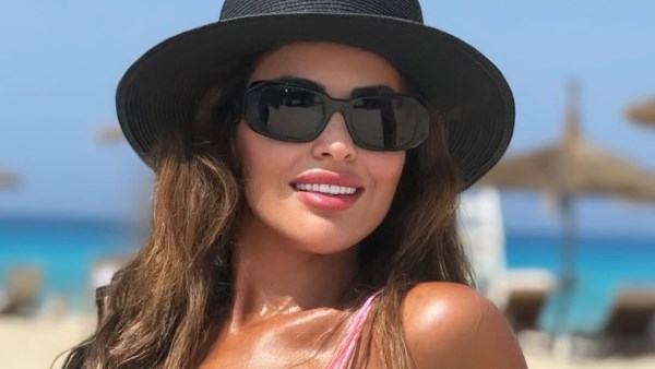 مي سليم تخطف الأنظار بلوك صيفي على البحر.. شاهد