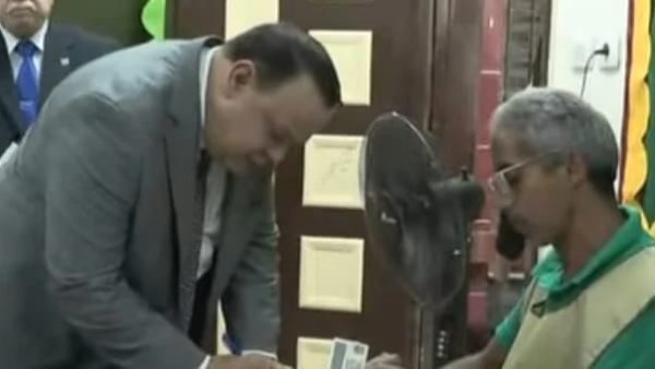 رئيس الهيئة الوطنية للانتخابات يقف في طابور انتخابات مجلس الشيوخ.. صور