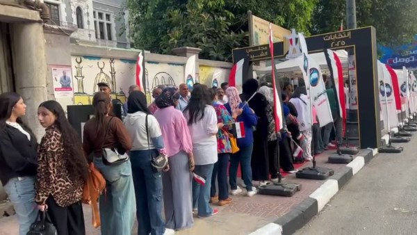 في حب مصر.. طوابير الناخبين أمام المدارس بانتخابات مجلس الشيوخ| صور