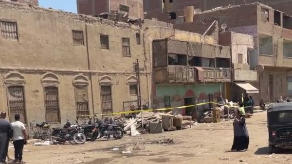 مصرع سيدة وطفلها انهار عليهما سقف منزل في البراجيل.. صور