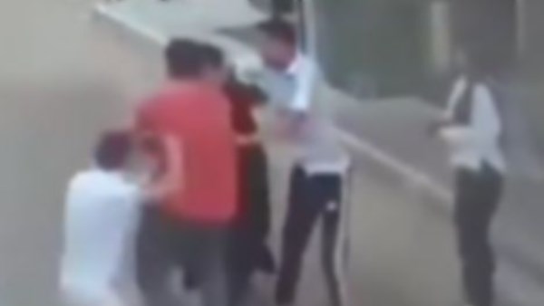 الداخلية بالمرصاد| شاهد.. لحظة تعدي عاملين على فتاة بعد معاكستها بالدقهلية