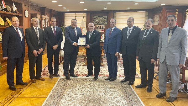 رئيس الوطنية للانتخابات يهنئ المستشار محمد الشناوي برئاسة النيابة الإدارية