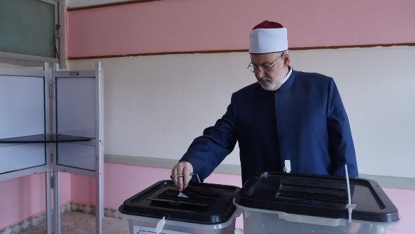 وكيل الأزهر يُدلي بصوته في انتخابات الشيوخ 2025.. ويؤكد: المشاركة واجب وطني