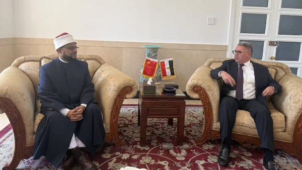 أمين البحوث الإسلامية يلتقي السفير المصري ببكين ويؤكد دعم المبعوثين والطلاب الوافدين