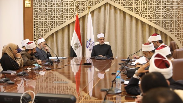 مفتي الجمهورية يعقد اجتماعًا بأمناء الفتوى والباحثين بدار الإفتاء لبحث عدد من المشروعات العلمية والإفتائية
