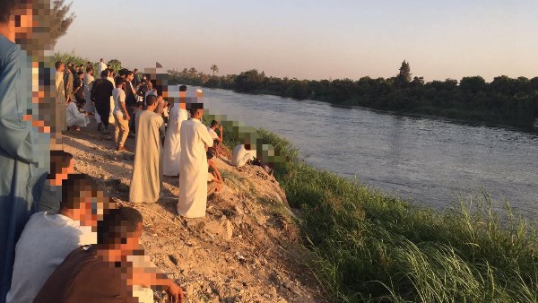 الأهالي يتنظرون خروج جثمان الفتاة
