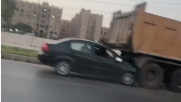 عملت حادثة.. فحص فيديو يزعم مطاردة فتاة بسيارتها على طريق الواحات