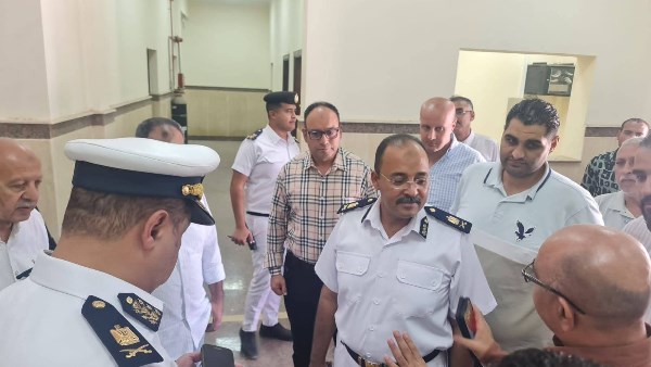 اللجنة اثناء معاينة مبنى القسم 