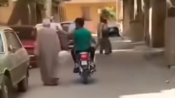 بيضربوا الناس بالقلم.. الداخلية تفحص فيديو لشابين بموتوسيكل يعتدون على المواطنين