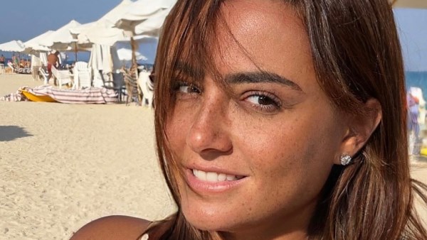 بشري بإطلالة مميزة خلال استمتاعها بالعطلة الصيفية على الشاطيء