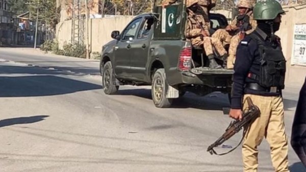 مقـ.ـتل شرطي ومسلحين اثنين بهجوم شمال غرب باكستان
