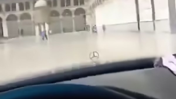 موجة غضب.. شخص يتجول بسيارة فارهة داخل الجامع الأموي بدمشق.. فيديو