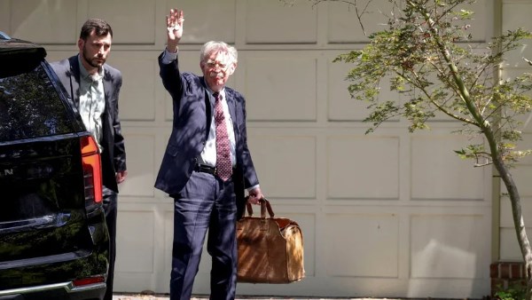 مستشار الأمن القومي الأميركي السابق يعود لمنزله بعد مداهمة FBI