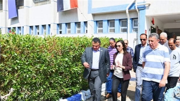 محافظ البحيرة تتفقد لجان انتخابات مجلس الشيوخ في عدة مدارس