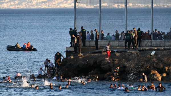 عبور عشرات المهاجرين من المغرب سباحةً