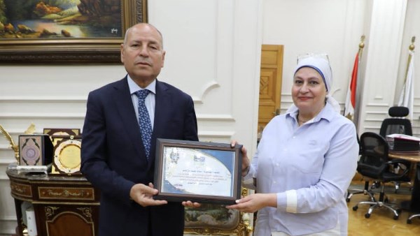 محافظ القاهرة يكرم مدير مديرية التربية والتعليم بعد قرار نقلها إلى السويس