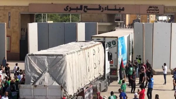 قافلة المساعدات الإنسانية الـ24 تدخل إلى الفلسطينيين بقطاع غزة
