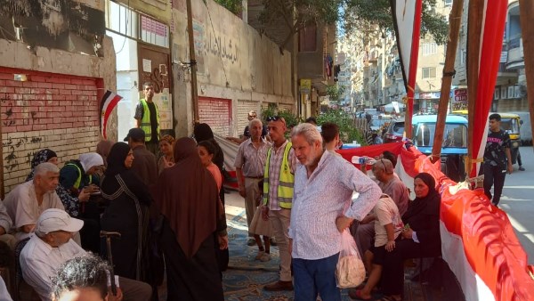 حشود للناخبين أمام مدرسة الشهيد مجند مصطفى سيد فؤاد بالمطرية للإدلاء بأصواتهم في انتخابات الشيوخ..صور