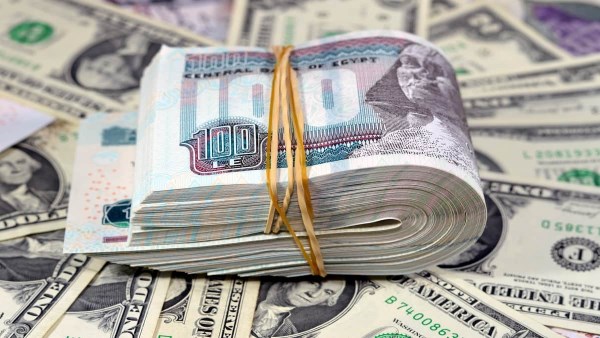 الدولار يترنح.. خبراء يتوقعون هبوطه إلى 40 جنيهاً بدعم الاستثمارات والسياحة