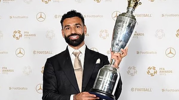محمد صلاح يتوج بجائزة أفضل لاعب في إنجلترا.. تفاصيل