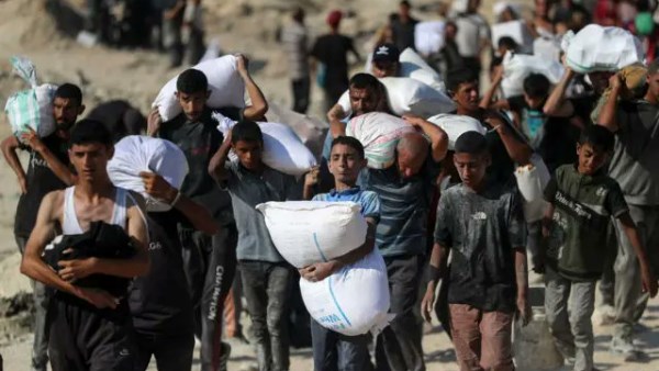 استشهاد 20 فلسطينيًا بعد انقلاب شاحنة مساعدات عليهم