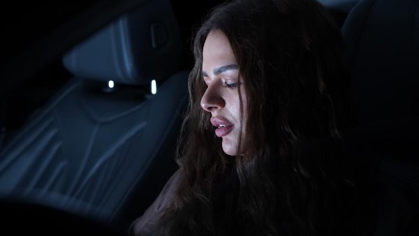 ليلة عيد الزواج تتحول إلى كارثة.. مفاجأة صادمة في أولى حلقات 