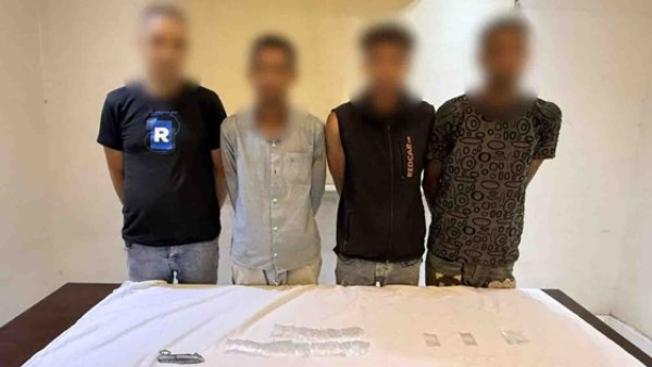 الفيس بوك فضحهم.. القبض على 3 اشخاص يتعاطون المخدرات بالشارع
