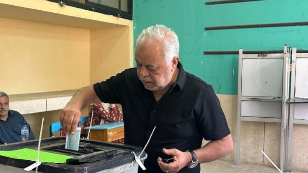أشرف زكي يدلي بصوته في انتخابات مجلس الشيوخ... صور
