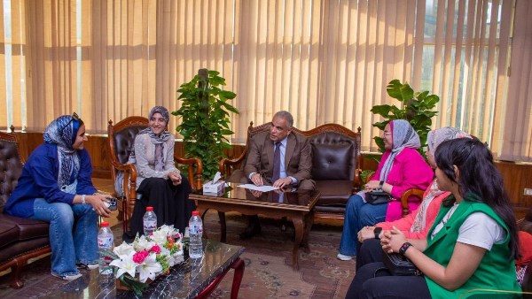 المشكلة خلصت.. رئيس جامعة طنطا يستجيب لأزمة الأطباء المقيمين في المستشفيات الجامعية ويجتمع بوفد من الطبيبات|صور