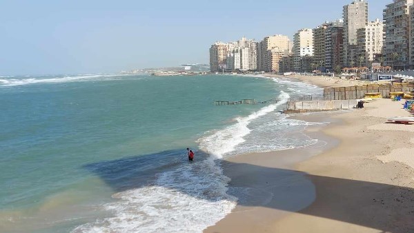 بسبب سوء حالة البحر | محافظة الإسكندرية: إغلاق جميع الشواطئ غدًا الثلاثاء 