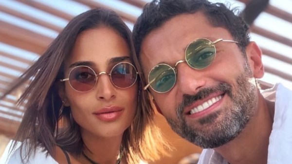 الحب ينتصر..شيماء سيف تعلق على صورة كريم عبدالعزيز وزوجته سويًا