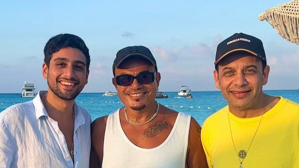 مصطفى قمر وابنه مع الهضبة 