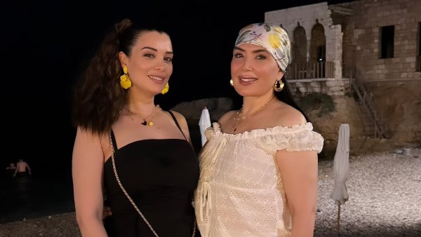 عبير صبري وشقيقتها 