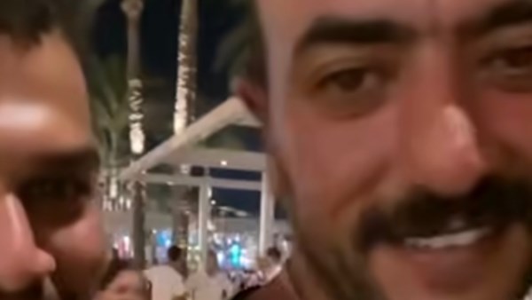 أحمد العوضي يوافق علي طلب أحد متابعيه ويضعه في الترند
