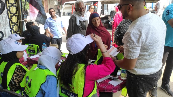 توافد المواطنين إلى لجان مركز شباب مصر ببولاق الدكرور للتصويت فى انتخابات الشيوخ.. صور