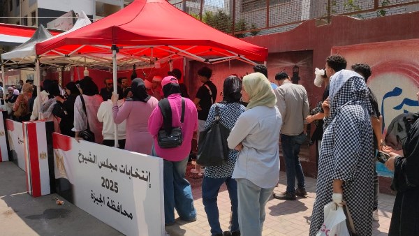 توافد المواطنين إلى مدرسة بدر بالدقي للتصويت في انتخابات الشيوخ.. صور