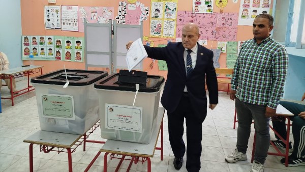 بالفيديو والصور ..رئيس هيئة النيابة الإدارية يدلي بصوته في الانتخابات مجلس الشيوخ