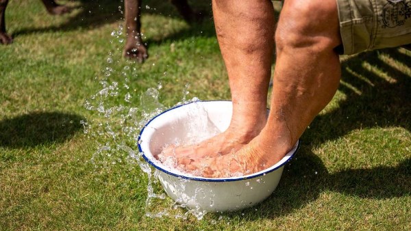 هكذا تواجه تورم الساقين في الصيف .. اعرف الأشخاص الأكثر عرضة للإصابة