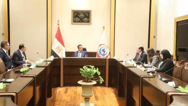 وزير الصحة يبحث  تعزيز التعاون لتطوير صناعة الأدوية الحيوية