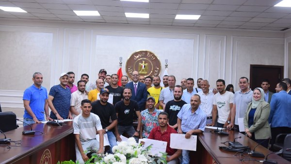 وزير العمل يتوسط أصحاب عقود التشغيل بالبوسنة والهرسك