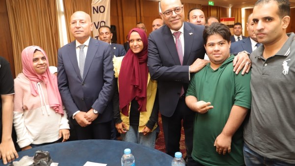 وزير العمل ومحافظ القاهرة خلال تسليم عقود التوظيف لذوي الهمم