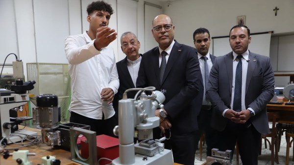 وزير العمل خلال جولته بمعهد الساليزيان