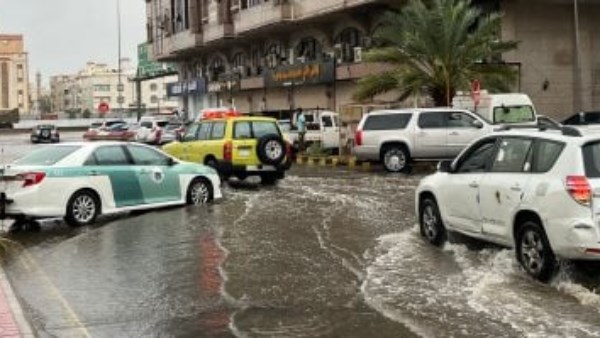 أمطار غزيرة ورياح شديدة تضرب شوارع جدة بالسعودية | شاهد
