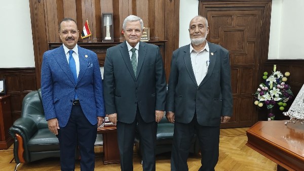 رئيس القابضة لمياه الشرب ووفد العاملين بالمرافق 