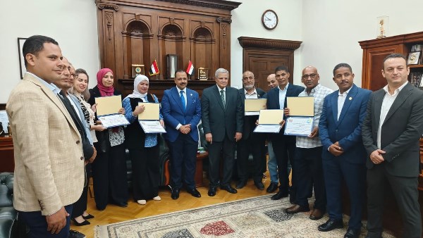 تكريم عدد من العاملين المتميزين بقطاعات مياه الشرب والصرف الصحي